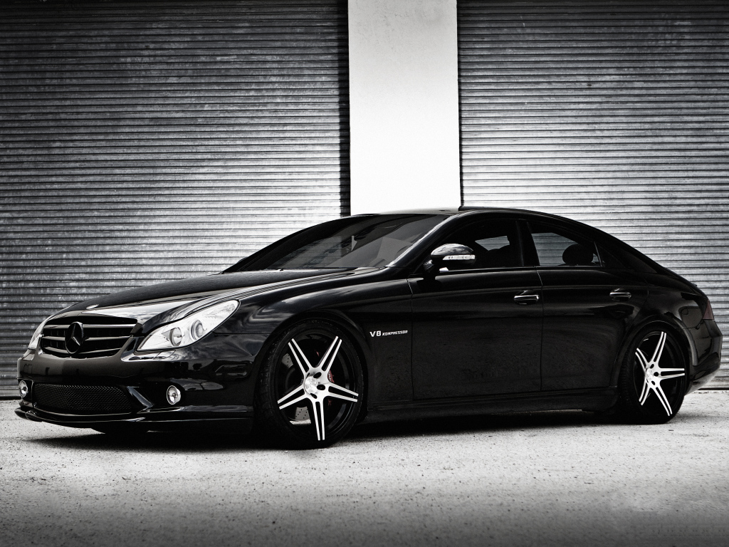 Черный стильный автомобиль Mercedes-Benz CLS-Class