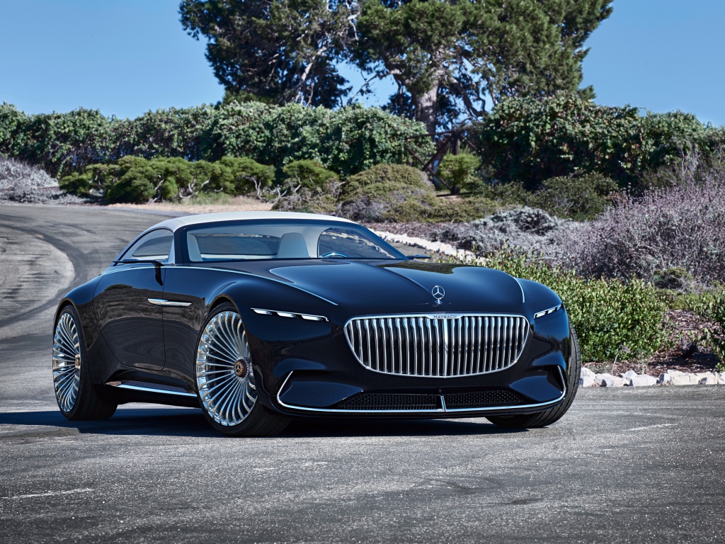 Дорогой черный автомобиль Mercedes Maybach 6 Cabriolet, 2017 на дороге