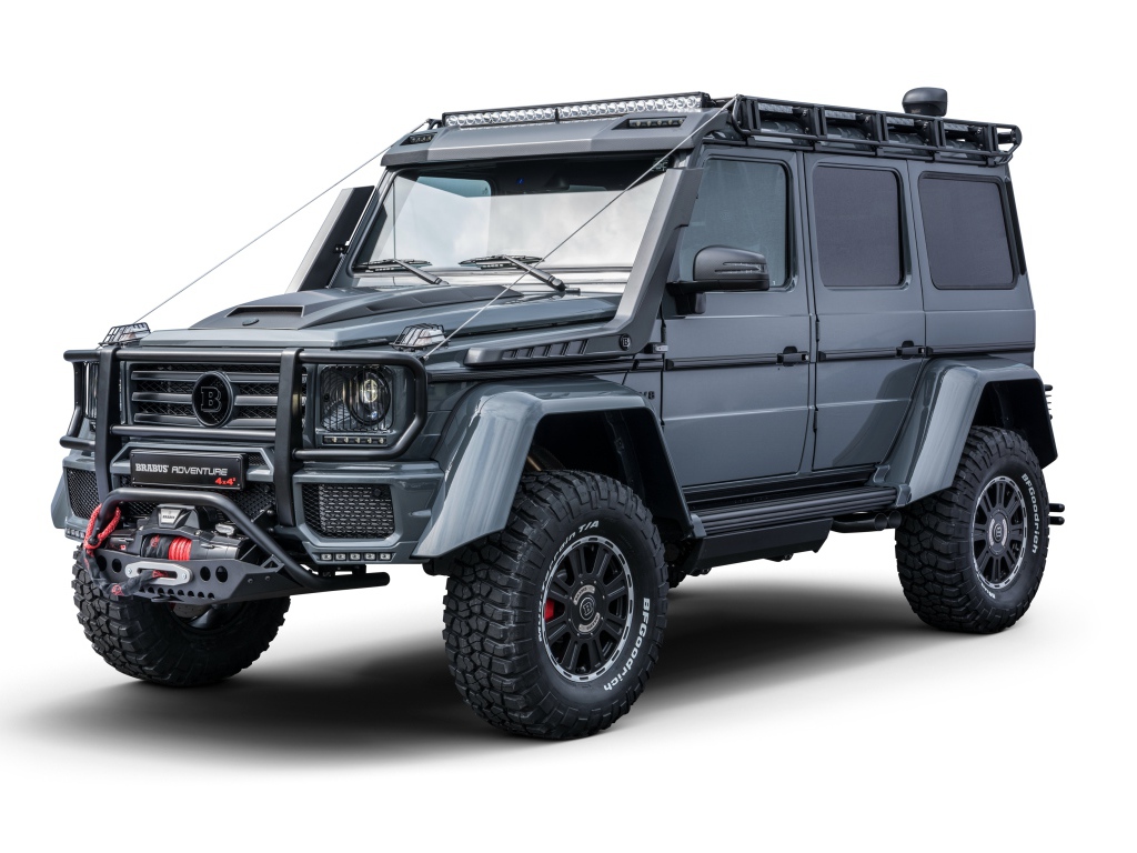 Немецкий автомобиль Mercedes-Benz Brabus 550 Adventure на белом фоне