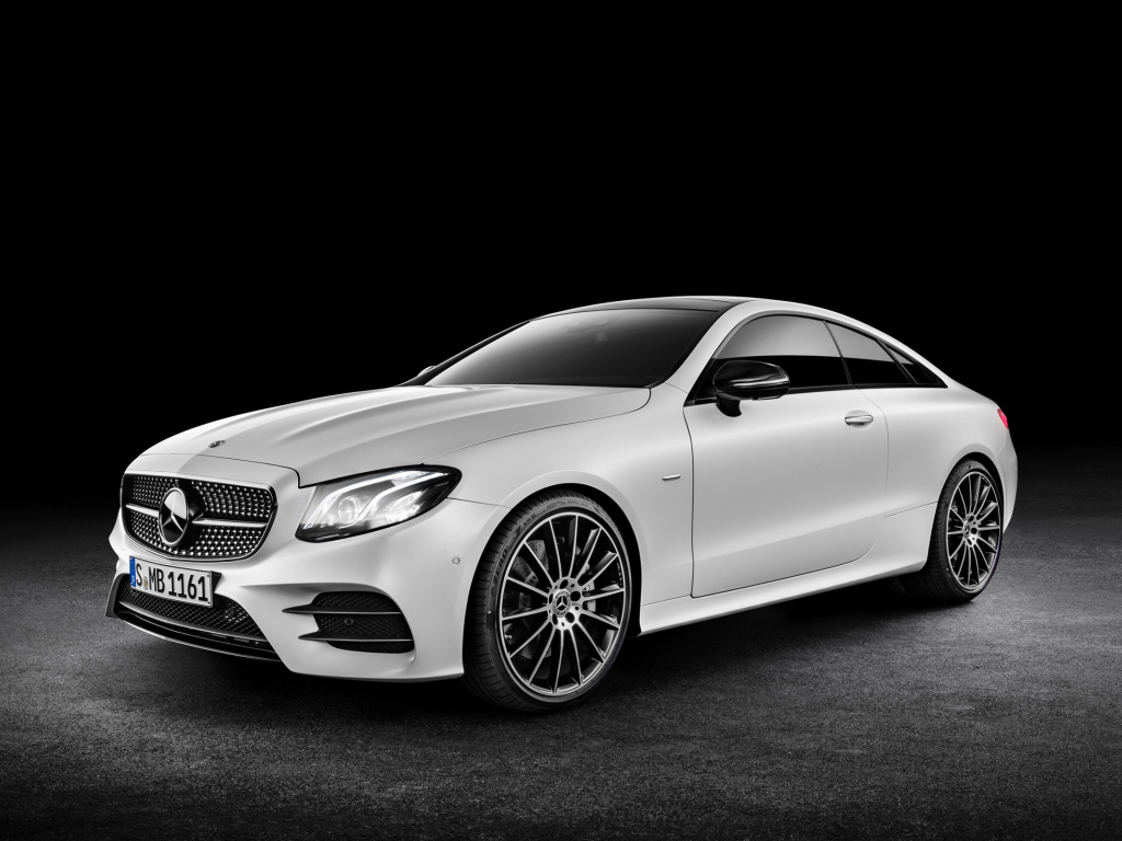 Серый автомобиль  Mercedes-Benz E-Class Coupe 2017