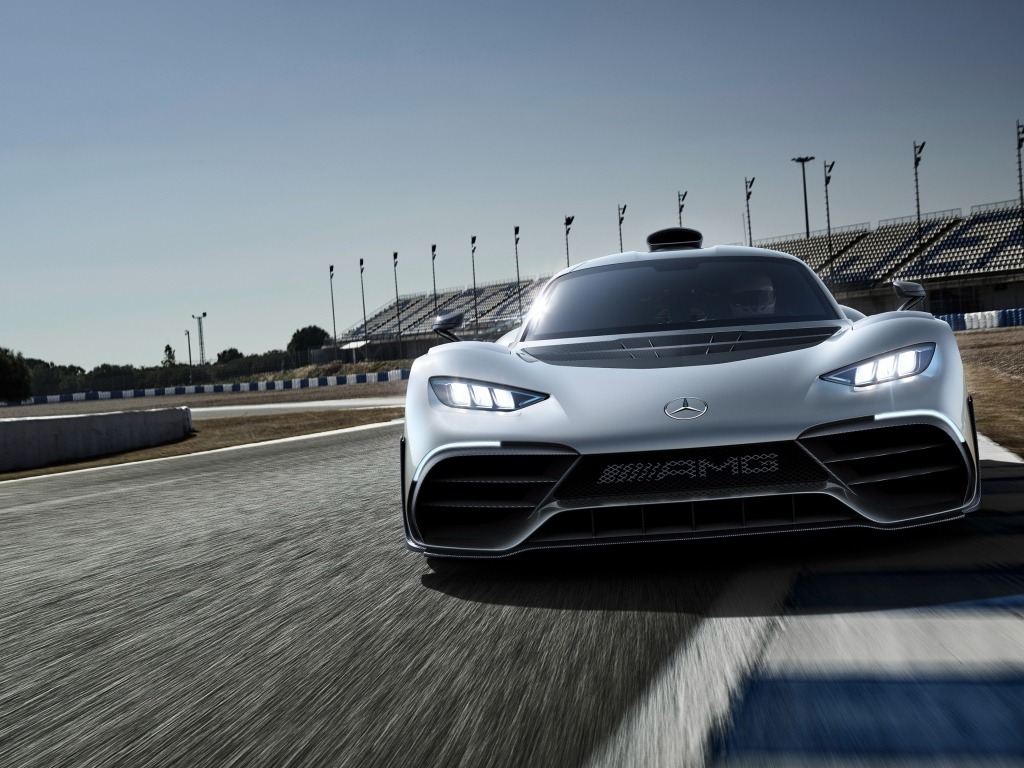 Спортивный автомобиль Mercedes-AMG Project One на гоночной трассе