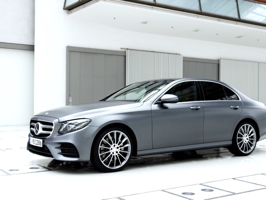 Серебристый Mercedes-Benz E-Class 2017 года 