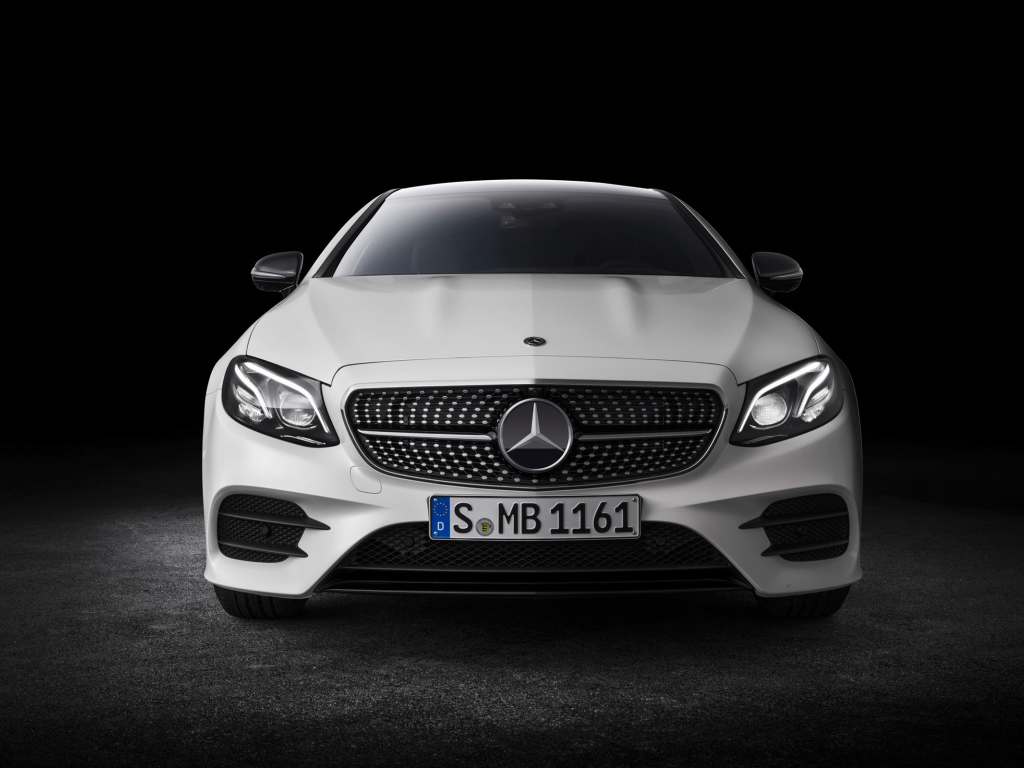 Белый автомобиль Mercedes-Benz E-Class Coupe, 2018 вид спереди