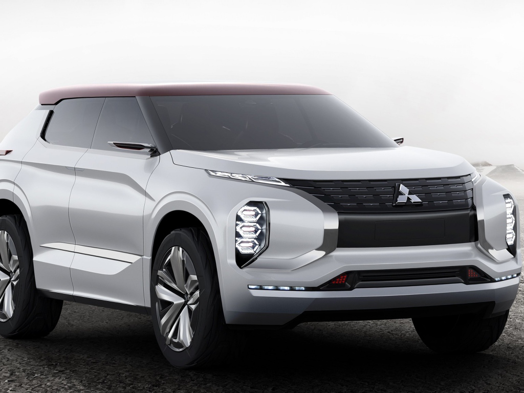 Серебристый внедорожник  Mitsubishi GT-PHEV