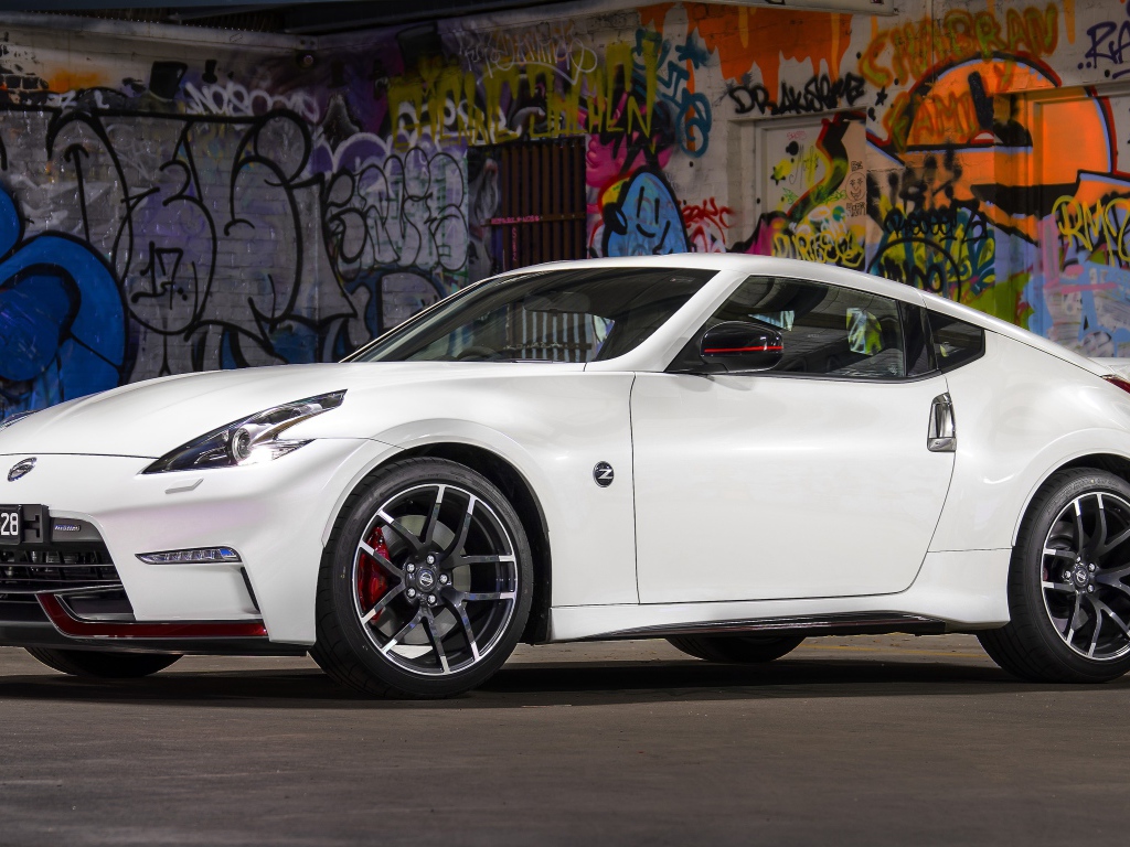 Стильный белый автомобиль Nissan 370z Nismo, 2018
