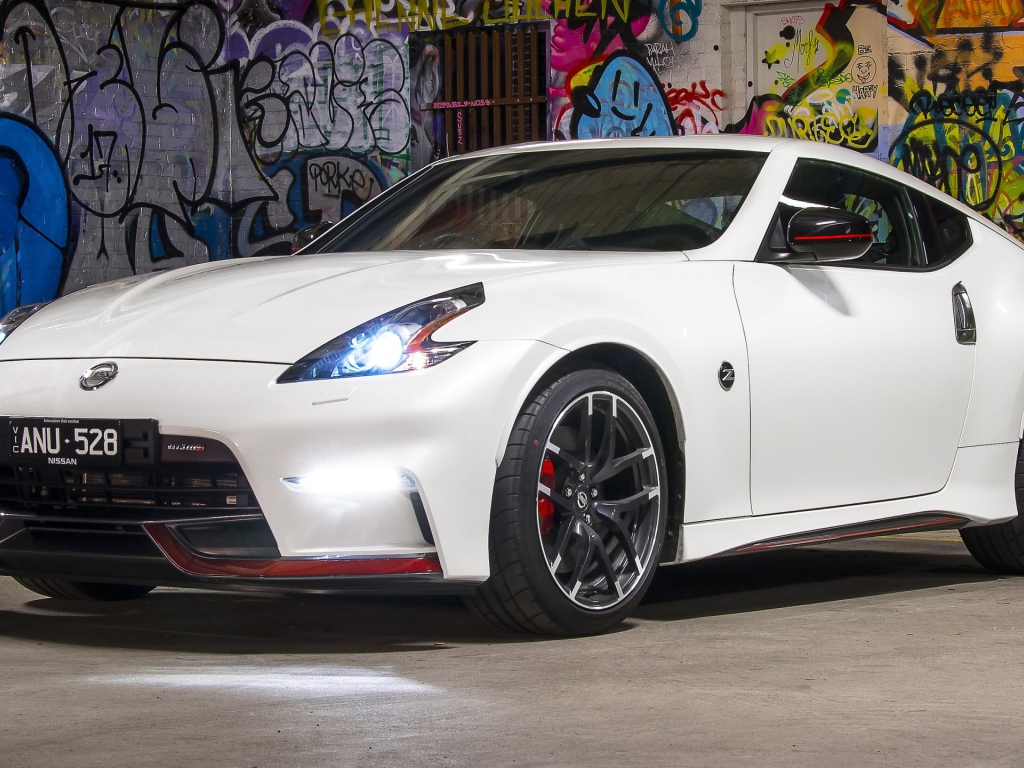 Белый автомобиль Nissan 370Z Nismo, 2017