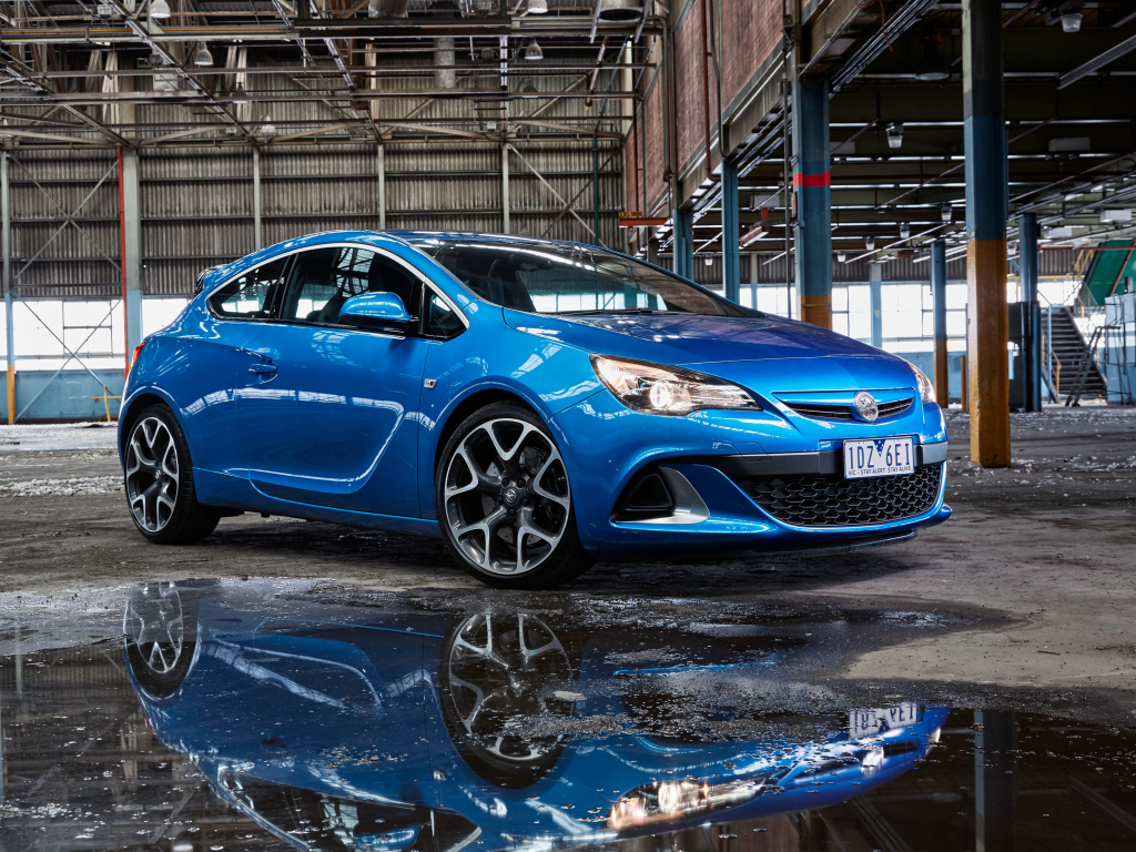 Синий стильный автомобиль Opel Astra 