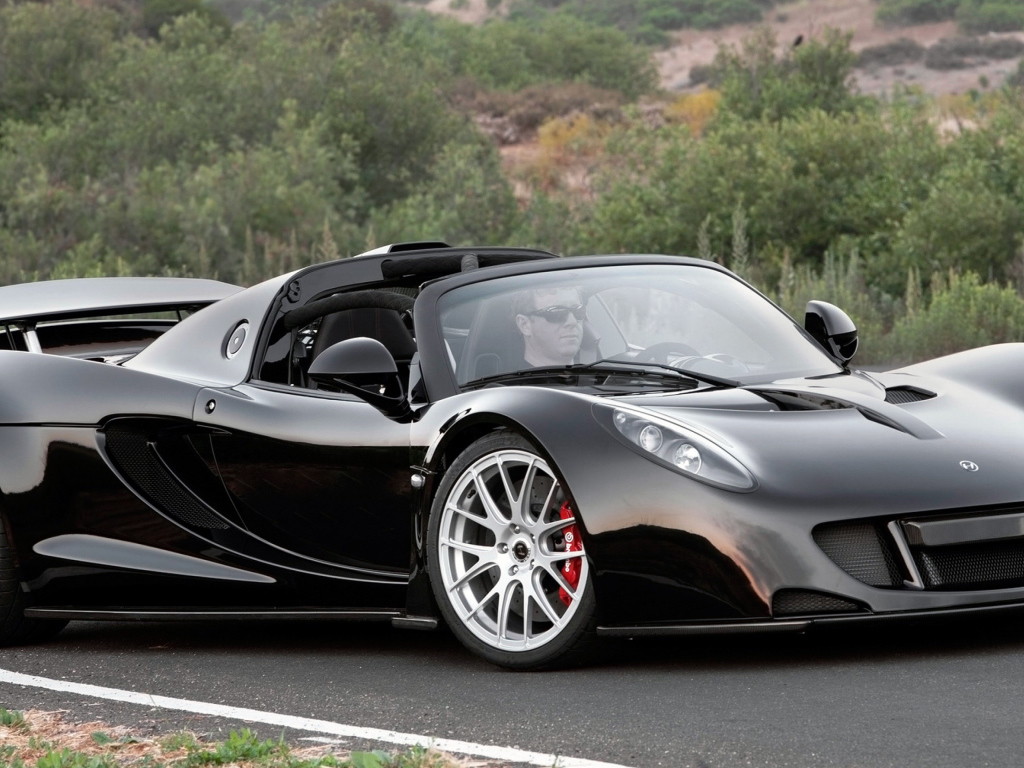Черный спортивный суперкар Hennessey Venom GT на трассе