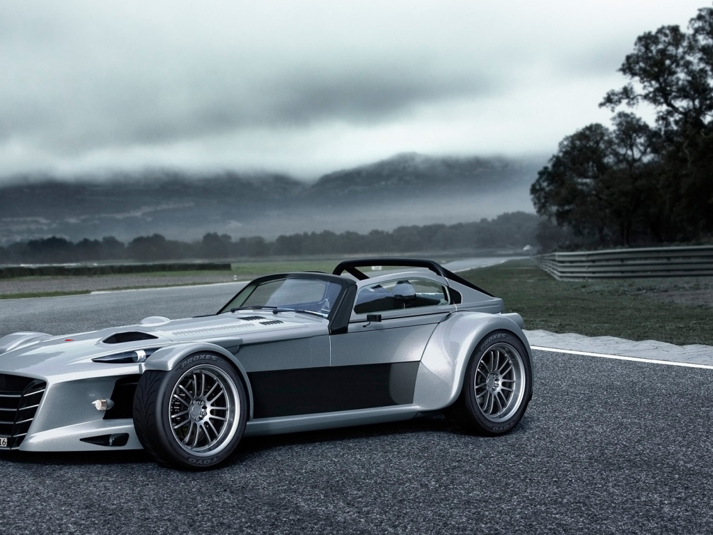 Спортивный серебристый автомобиль Donkervoort D8 GTO-RS на трассе