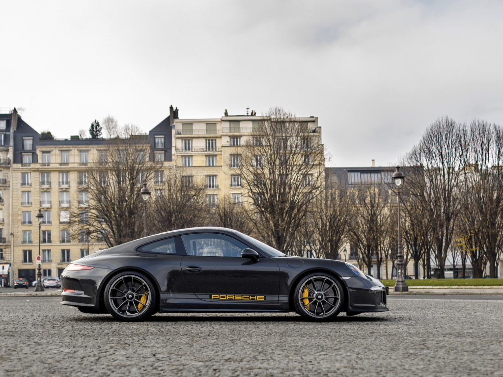 Черный спортивный автомобиль Porsche 911 в городе