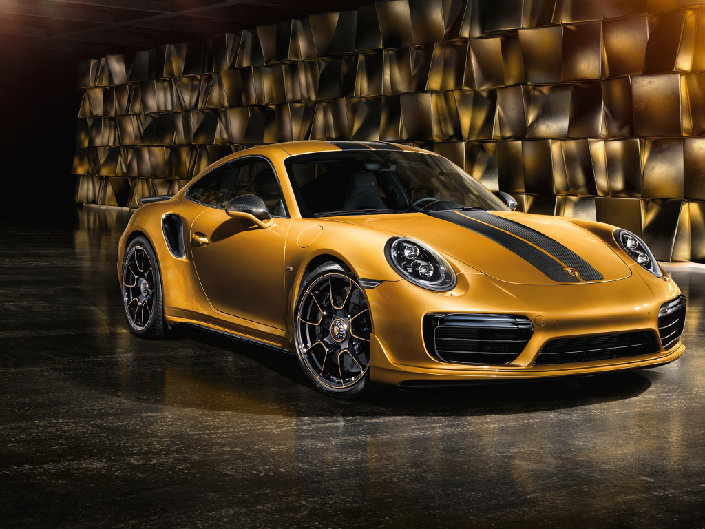 Золотистый автомобиль Porsche 911 Turbo S Exclusive Series