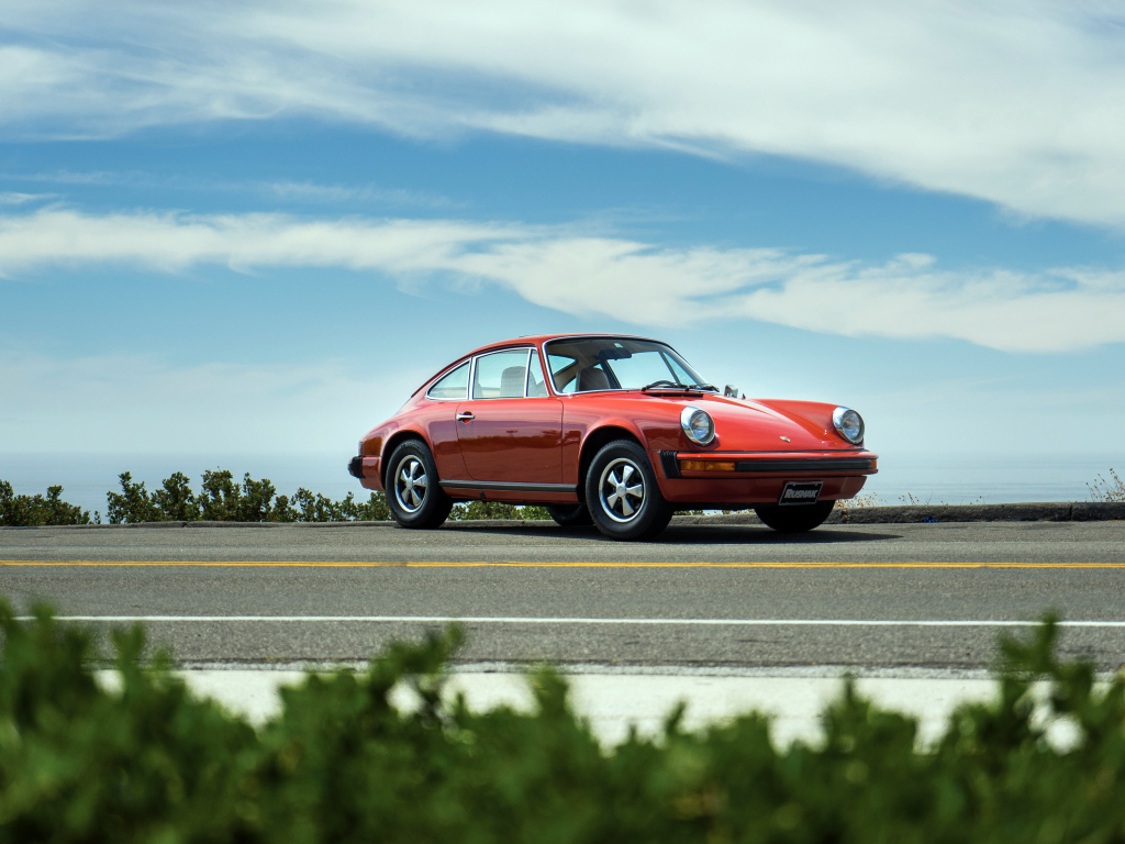 Красный автомобиль Porsche 912 на фоне голубого неба 