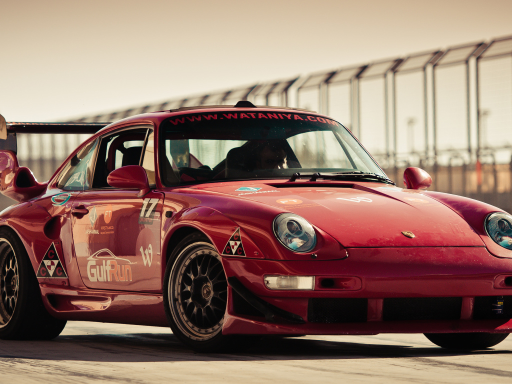 Красный спортивный автомобиль Porsche