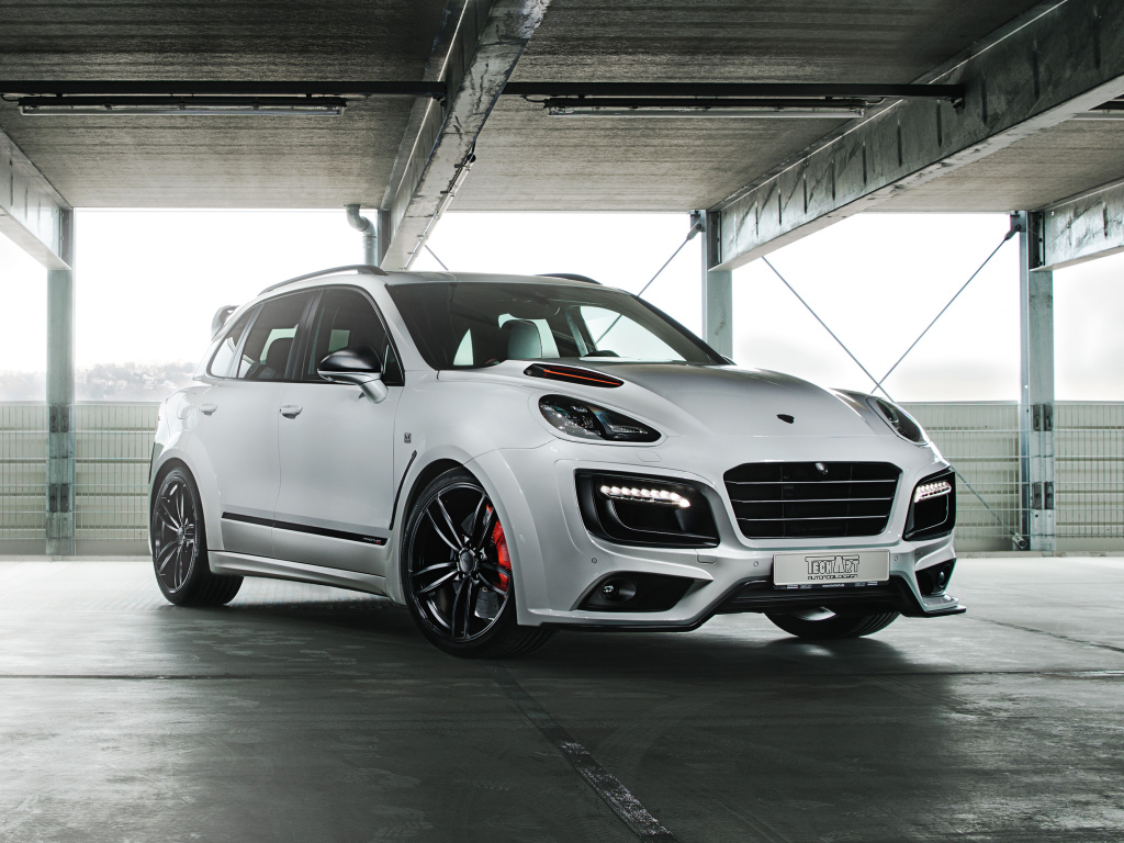 Белый автомобиль  Porsche Cayenne в гараже 