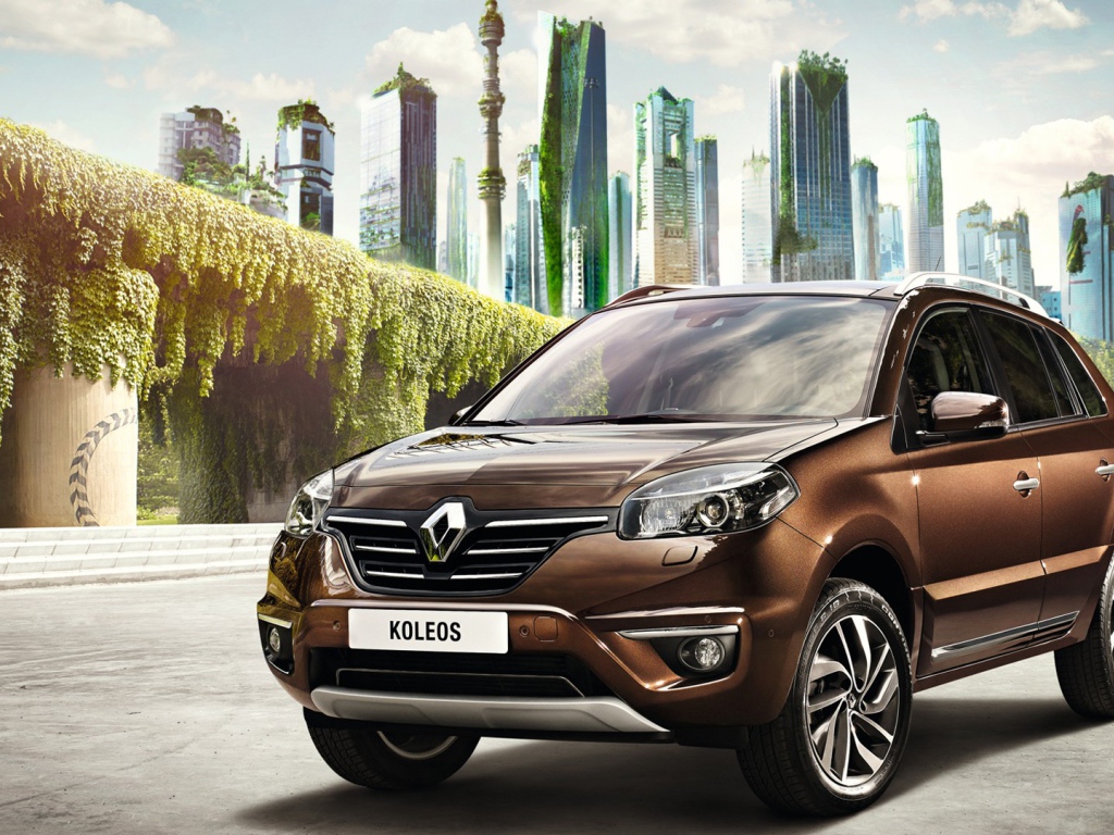 Коричневый автомобиль Рено Колеос на фоне города 
