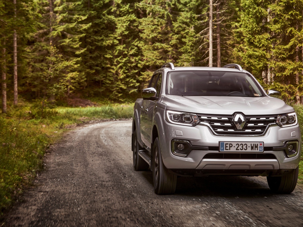 Серебристый пикап Renault Alaskan, 2017 в лесу