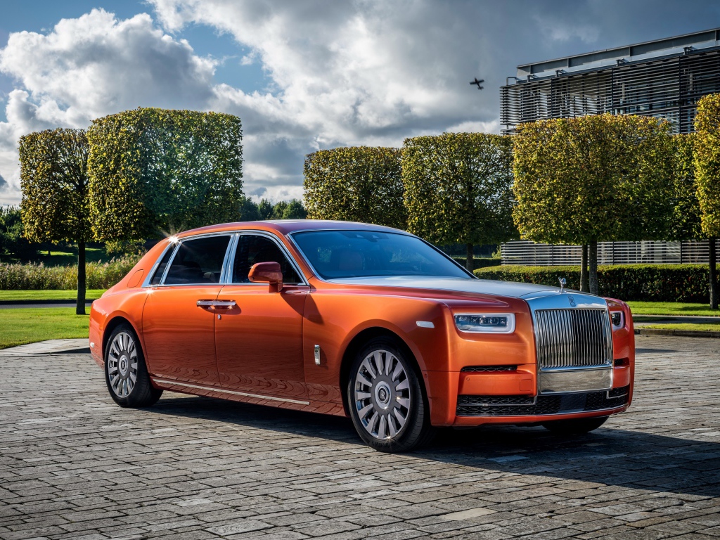Оранжевый серийный автомобиль Rolls Royce Phantom EWB