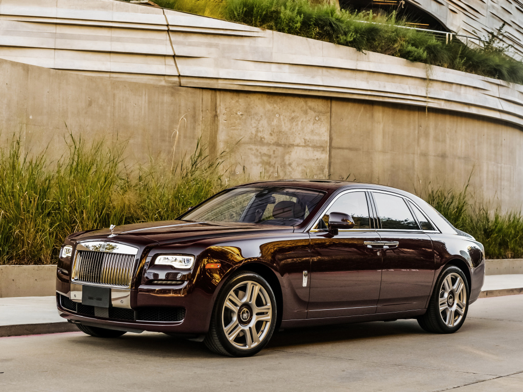 Стильный черный автомобиль Rolls Royce Ghost