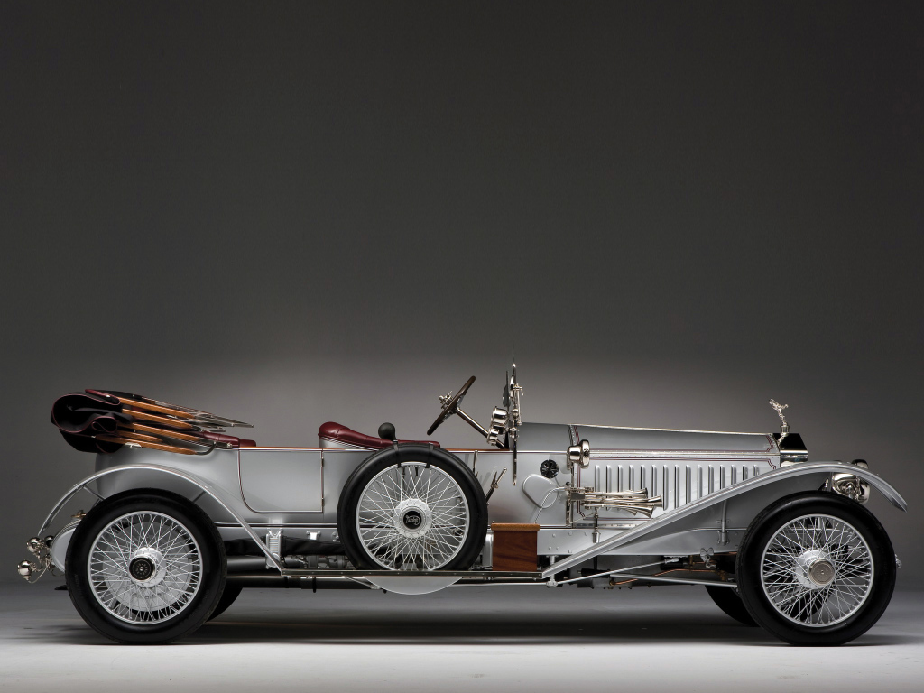 Стильный серебристый ретро автомобиль Rolls Royce, 1915 года