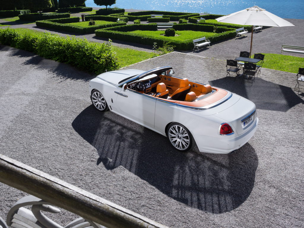 Белый автомобиль Rolls-Royce Dawn вид сверху