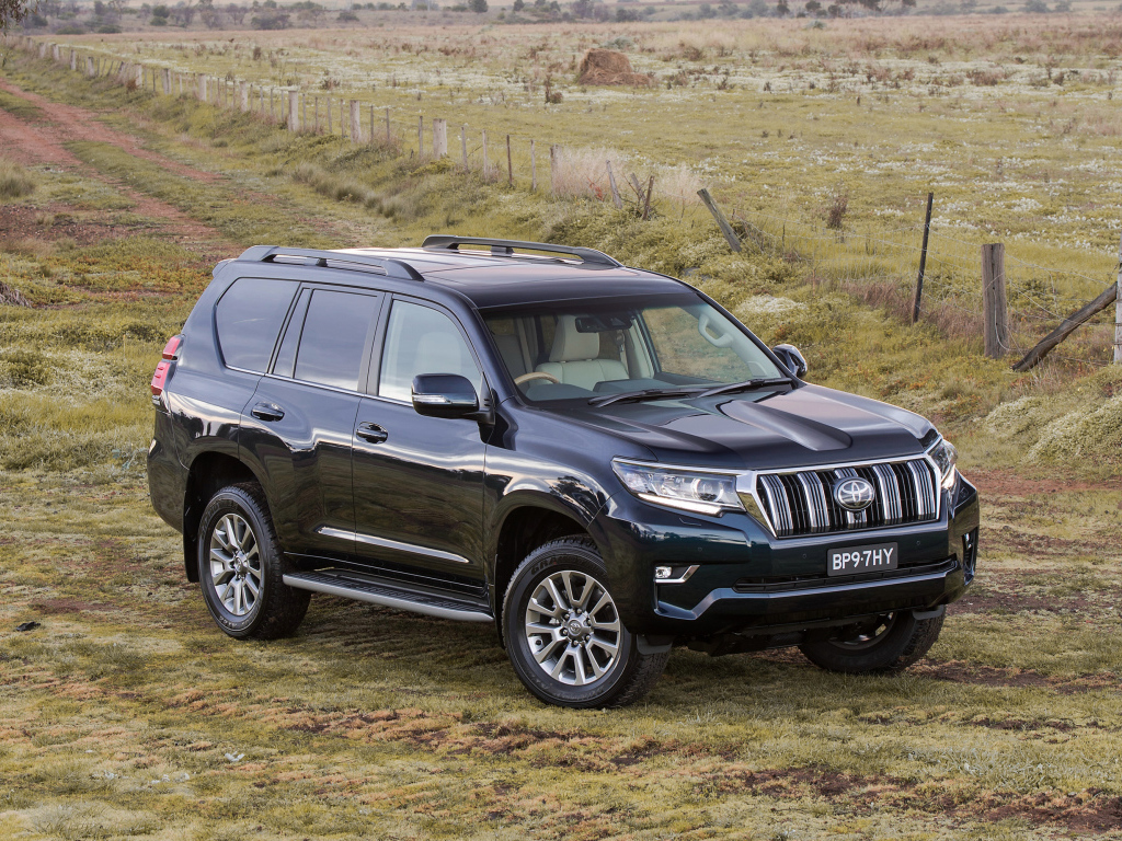 Черный внедорожник Toyota  Land Cruiser Prado, 2017