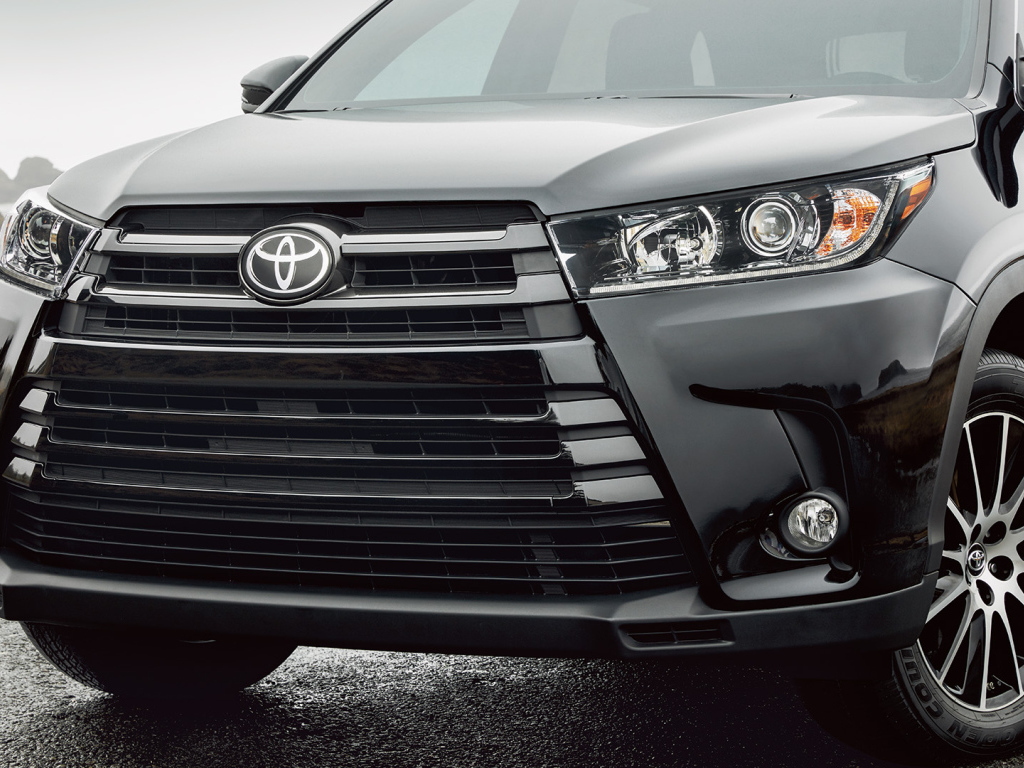 Черная Toyota Highlander 2017 года вид спереди 