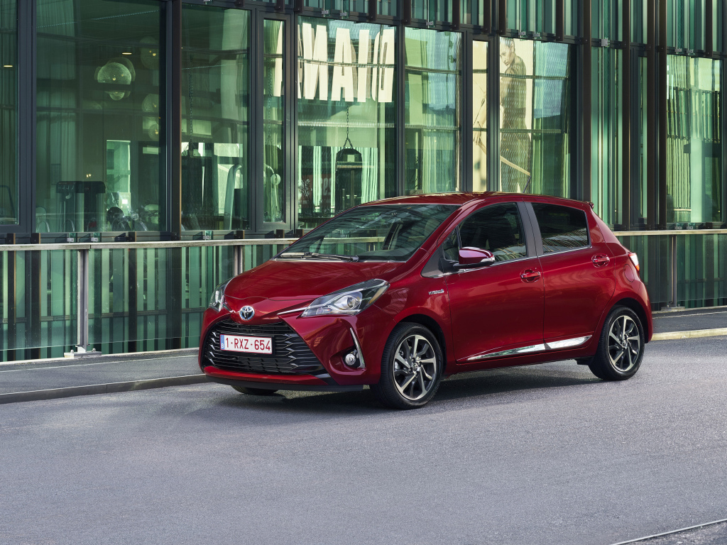 Красный автомобиль Toyota Yaris Hybrid, 2017 