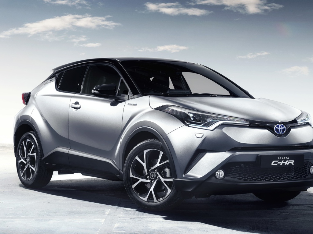 Серебристый кроссовера Toyota C-HR 2017 года 