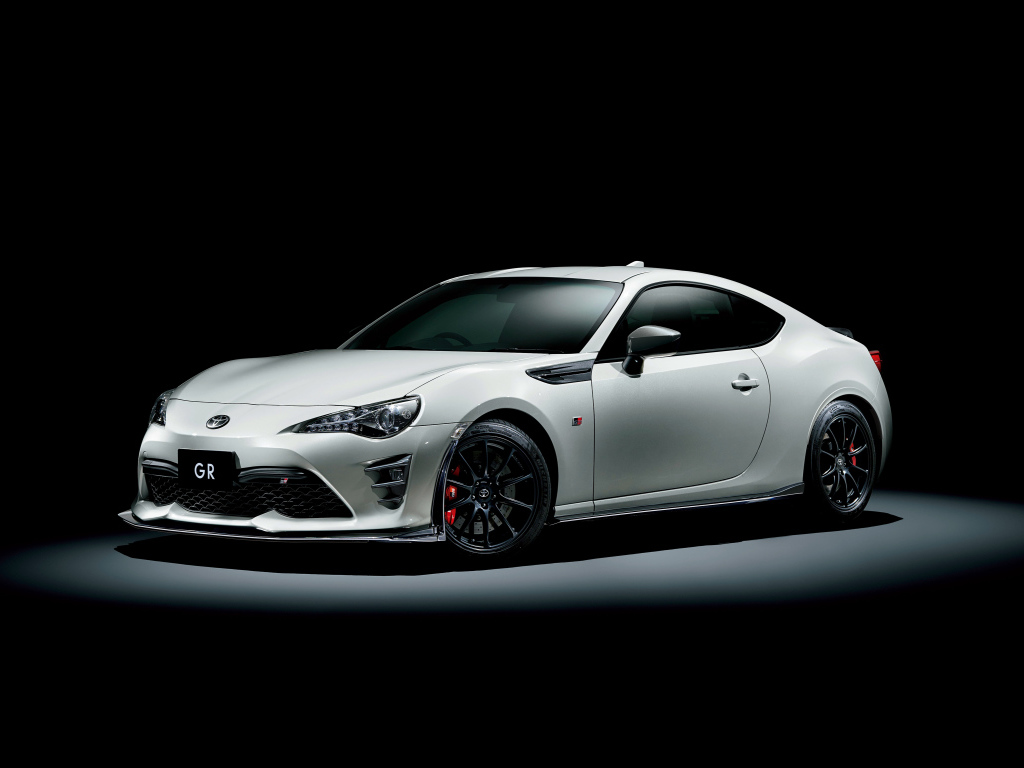 Белый спортивный автомобиль Toyota 86 GR на черном фоне