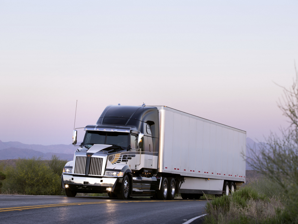 Грузовик Western Star 5700XE на трассе