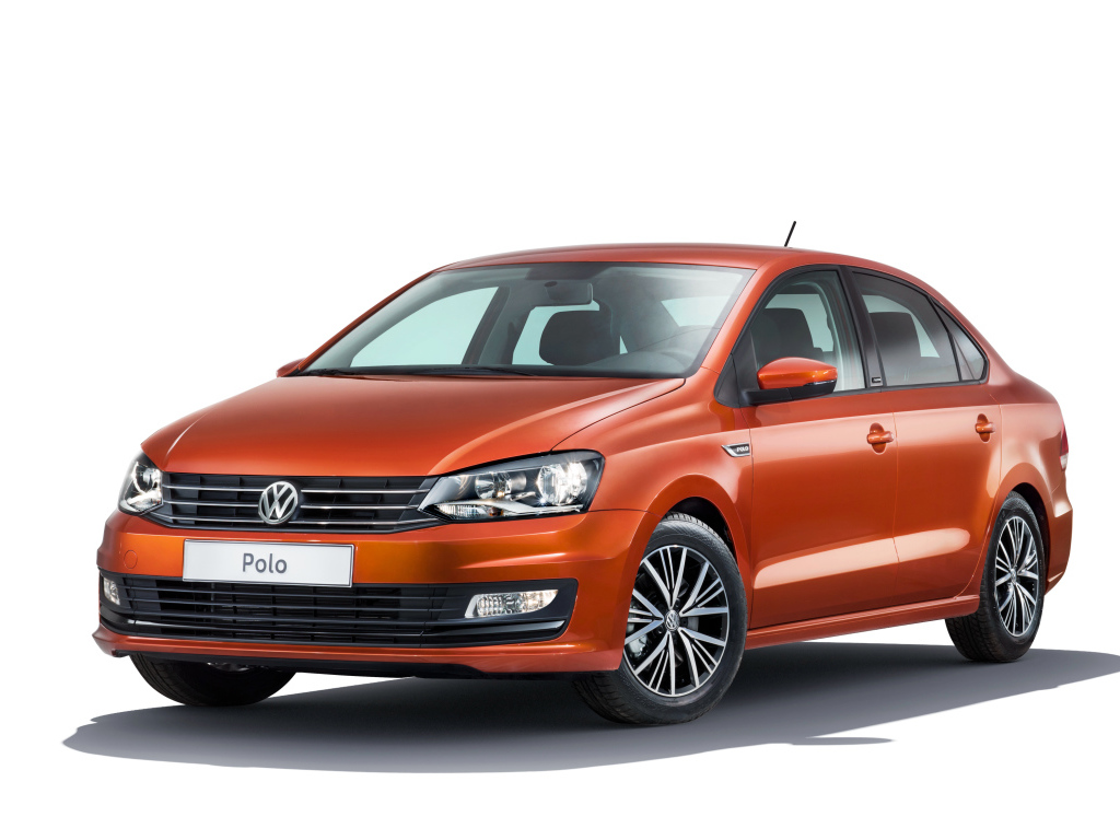 Оранжевый автомобиль Volkswagen Polo на белом фоне