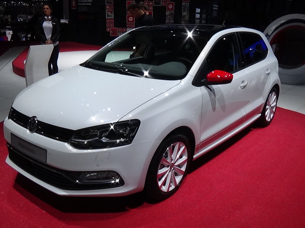 Презентация белого Volkswagen Polo 2017 года 