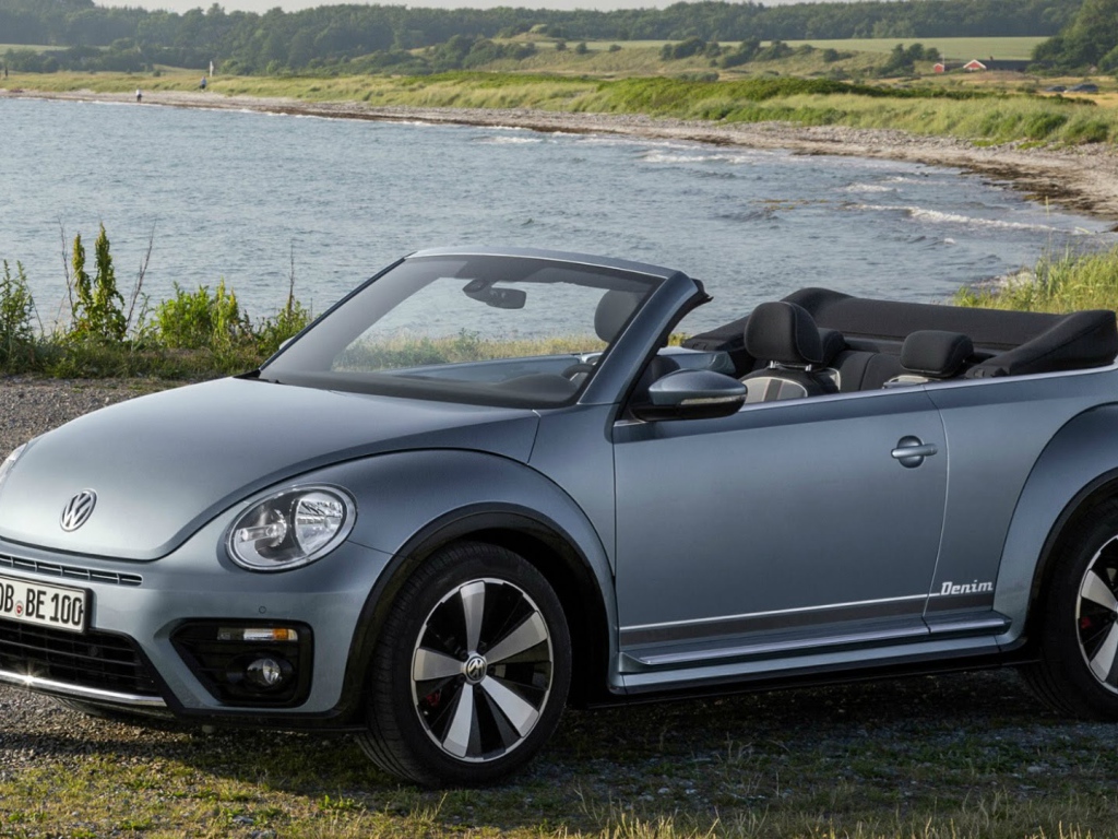 Серебристый Volkswagen Beetle Cabriolet  2017 года 