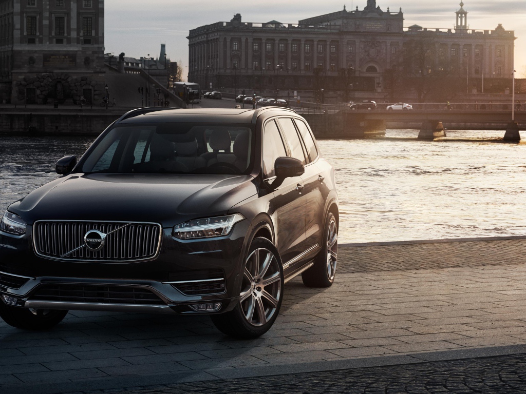 Черный кроссовер Volvo XC90 у реки