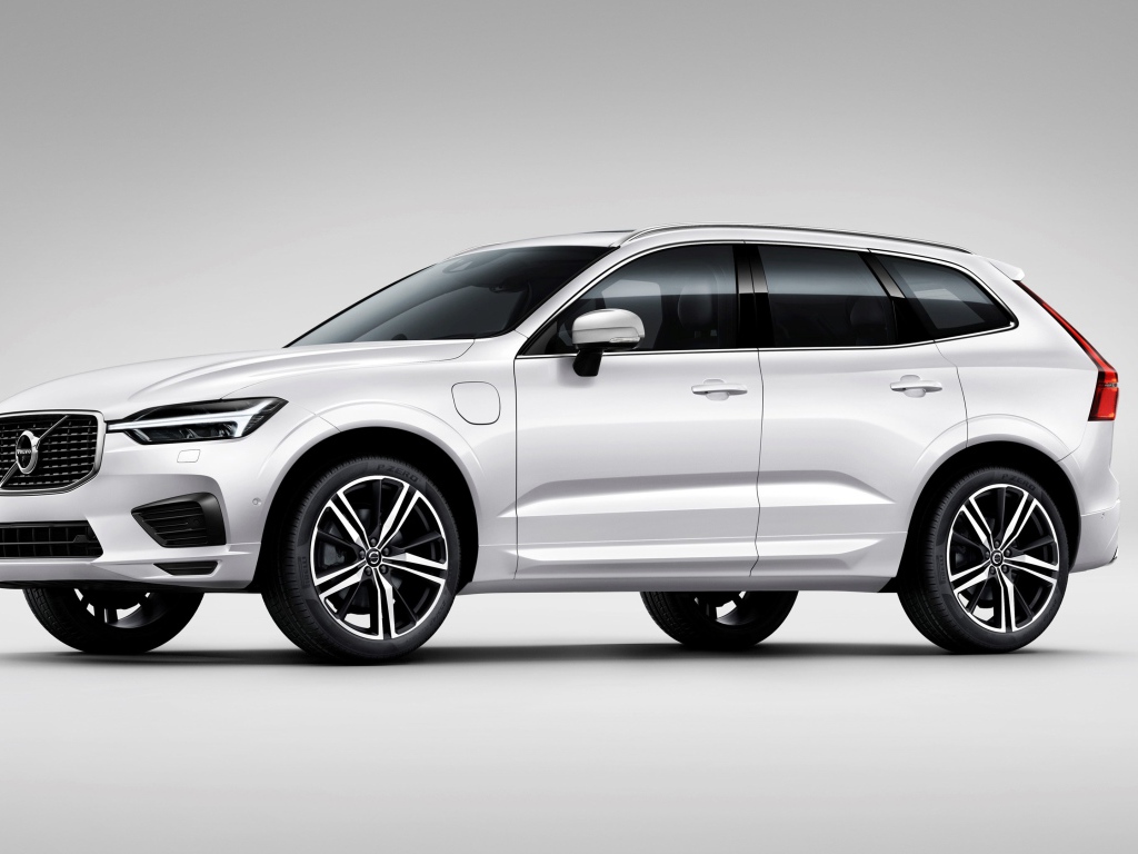 Серебристый  автомобиль Volvo XC60 T8 R Design, 2017 