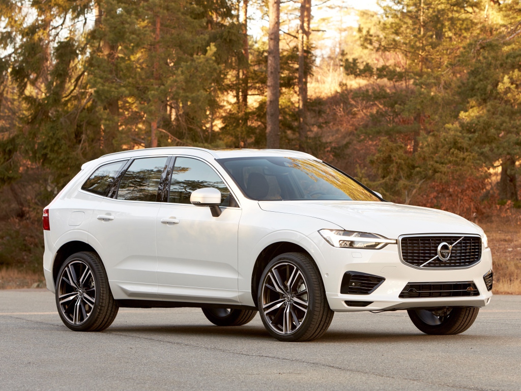 Белый внедорожник Volvo XC60 на дороге