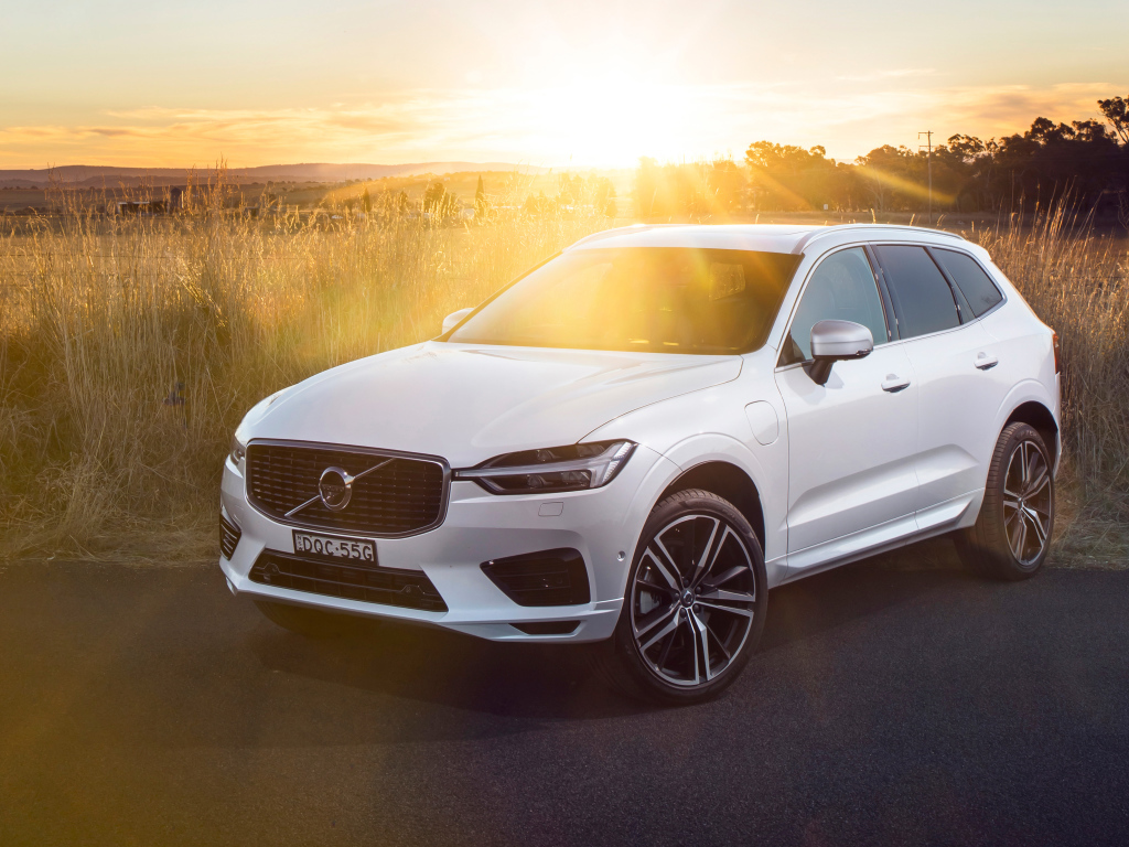 Белый автомобиль Volvo XC60 T8 Inscription, 2018 в лучах солнца