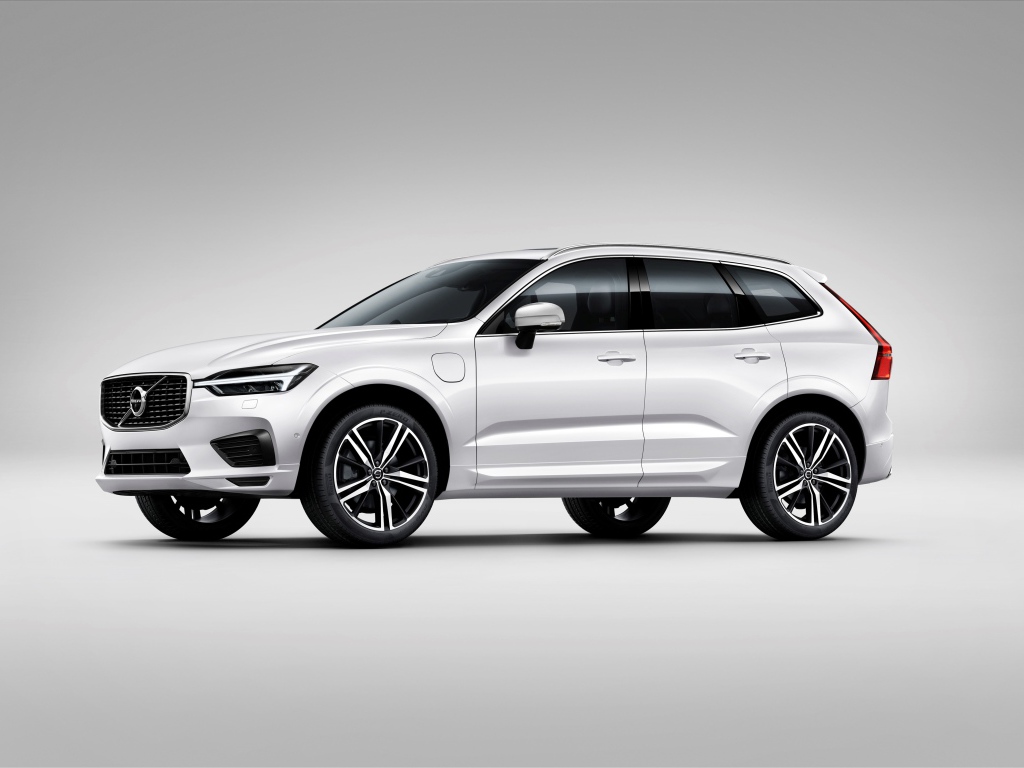 Белый автомобиль Volvo XC90 T8 R-Design, 2017 