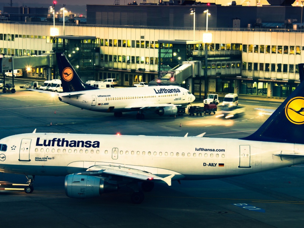 Airbus A-319  авиакомпании Lufthansa в вечернем аэропорту 