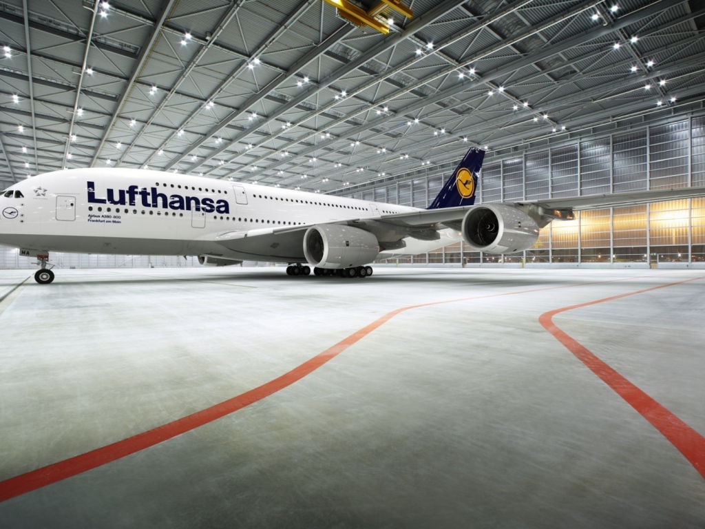 Airbus A380 авиакомпании Lufthansa в ангаре