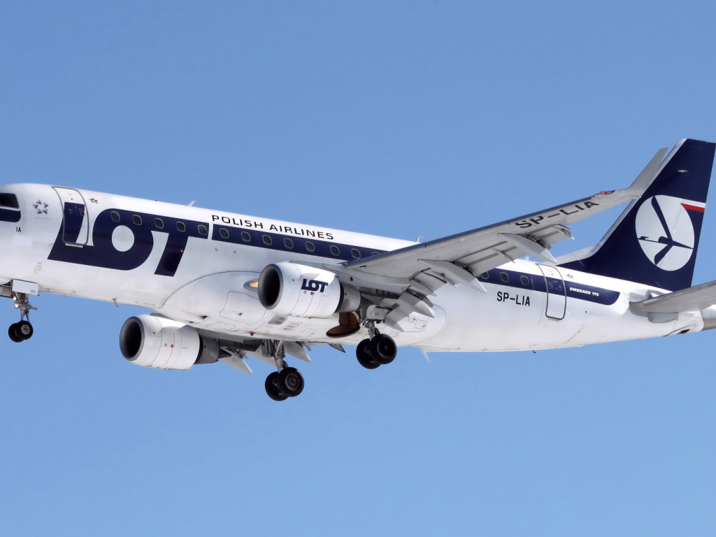 Пассажирский самолет Embraer 175  LOT польских авиалиний 