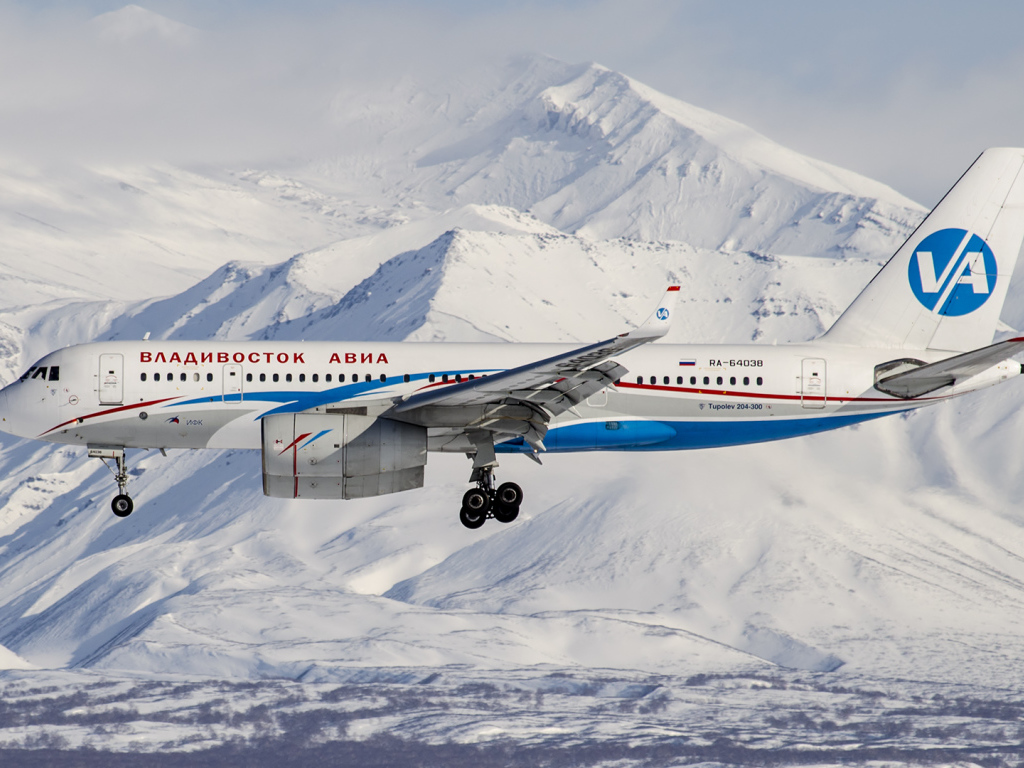 Самолет ТУ 204-300 авиакомпании Владивосток Авиа пролетает над горами Алтая 