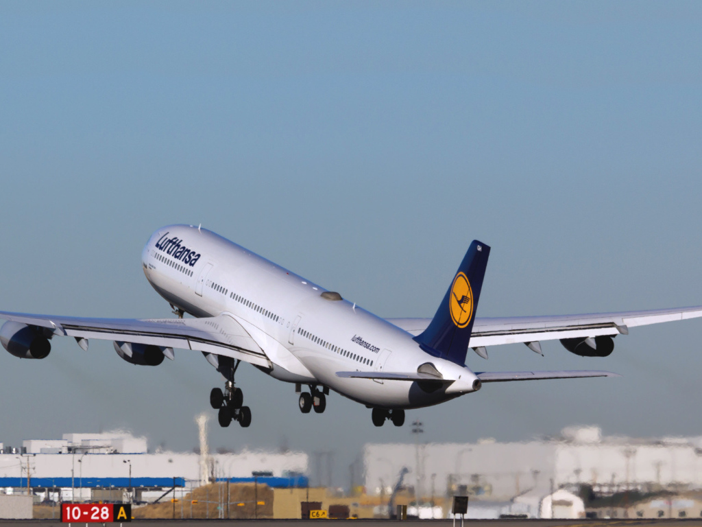 Взлет самолета Airbus A340 авиаперевозчика Lufthansa 