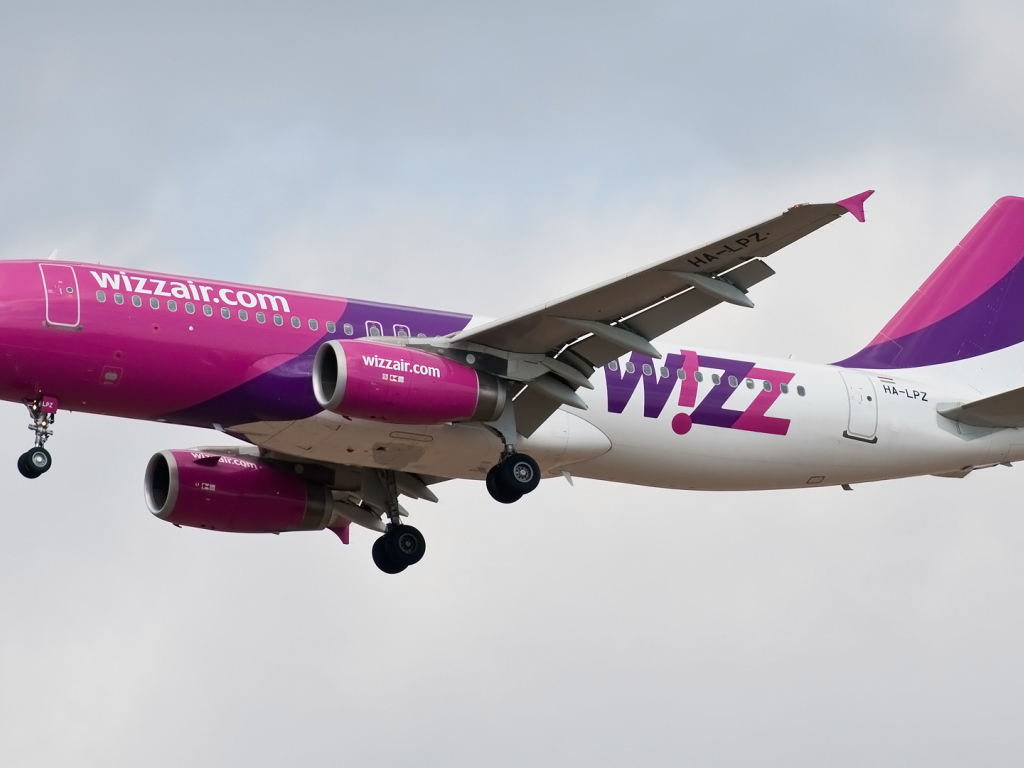 Взлет самолета Airbus авиакомпании Wizz Air  