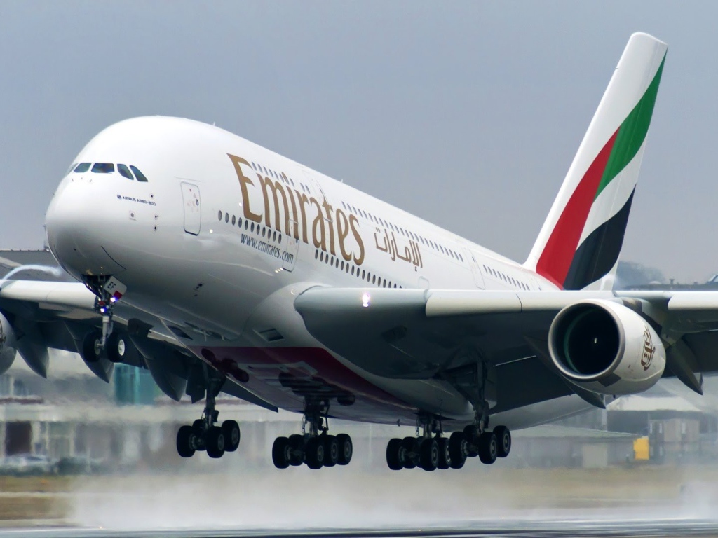 Самолет Airbus A380 авиакомпании Emirates взлетает 