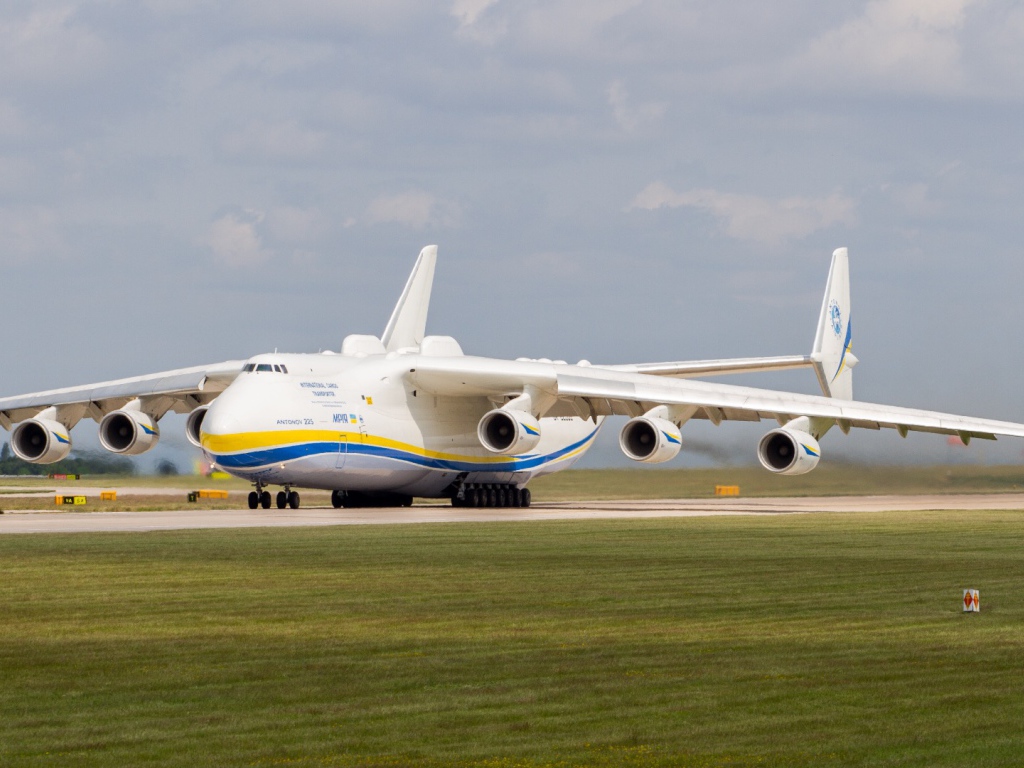 Самолет  АН-225 « Мрия» в аэропорту Праги