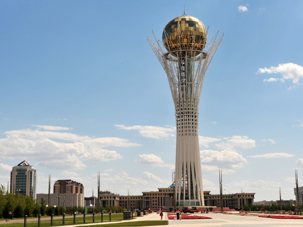 Байтерек - высокая смотровая  башня в виде тополя город Астана 