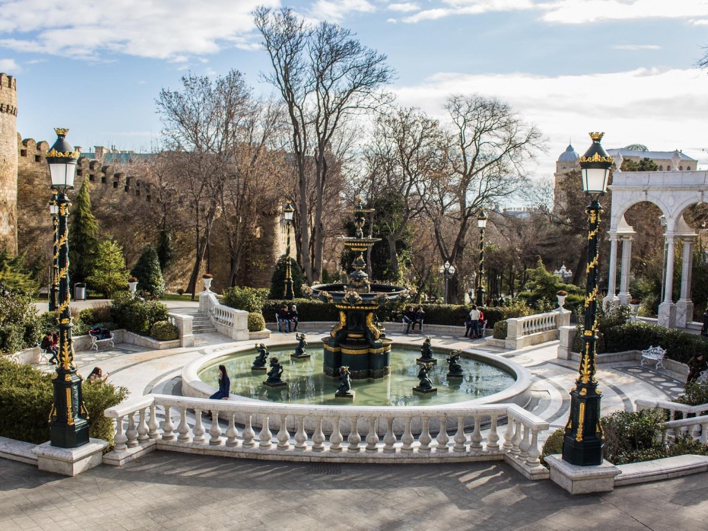 Красивый фонтан в Губернаторском саду Баку 