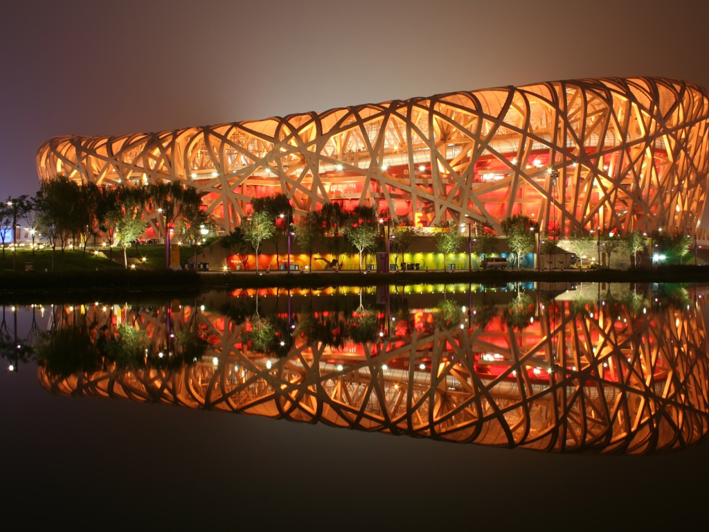 Пекинский национальный стадион отражается в воде, КНР 