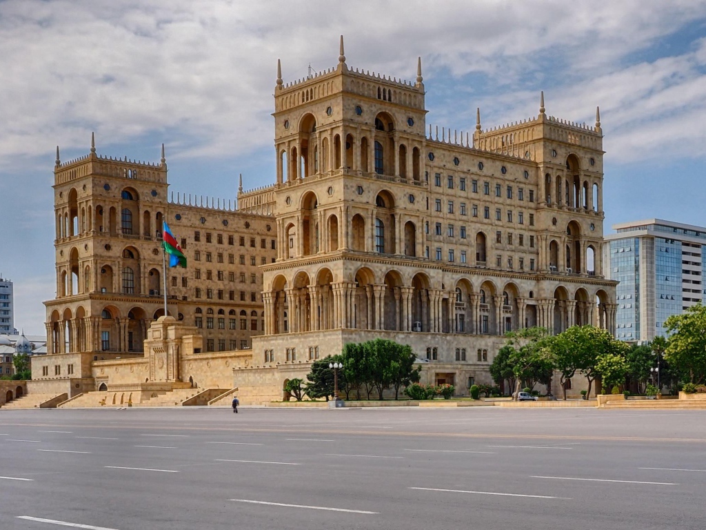 Дом правительства Азербайджанской Республики на площади Свободы Баку 